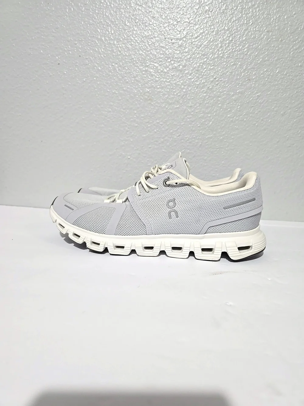 On Running Cloud 6 Running Shoes  Light Gray/White Women's Size 10